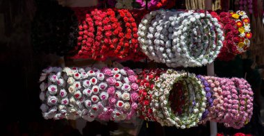 Yapay çiçek çiçek taç yaptı