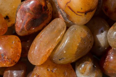 Belli bir tipte doğal mineral değerli taşlar.