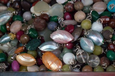 Çeşitli renkte renkli boncuklar.