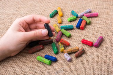 Kullanılan renkli boya kalemi ve bir tutan bir el