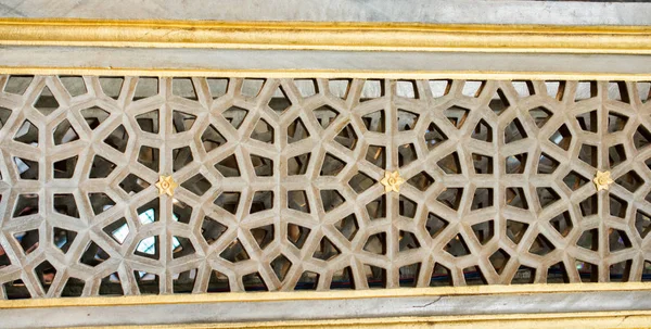 Yüzeylerinde geometrik desenler olan Osmanlı Türk sanatı