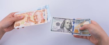 Amerikan Doları banknot ve Turksh Lirası banknot beyaz arka plan üzerinde yan yana holding eller