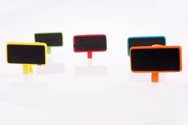 Beyaz bir arka plan üzerinde renkli küçük levha