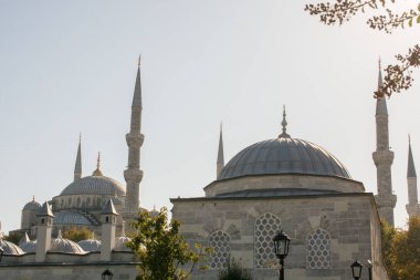 İstanbul 'daki Osmanlı tarzı caminin dış görünüşü