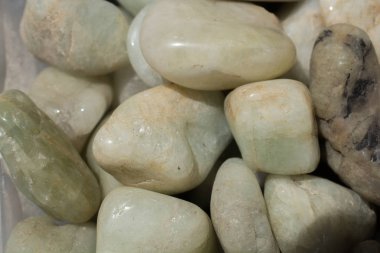 Doğal mineral kaya numunesi olarak aquamarine (mavi beril) değerli taş