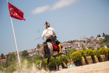 Türk erkeği ve binicisi etnik kıyafet örnekleri
