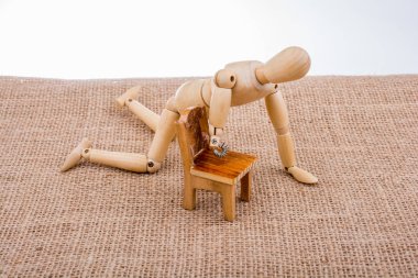 Görünümde küçük adam heykelcik ağaçtan