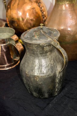 Görünüşte çok eski tarz metal ewer su kavanozu