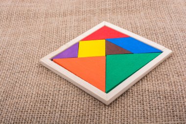 Kare tangram bulmacasının renkli parçaları