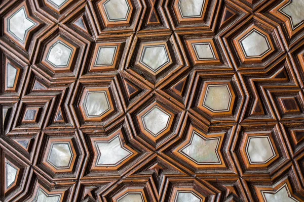 Osmanlı sanatı İnci kaküllerin Anası örneğidir