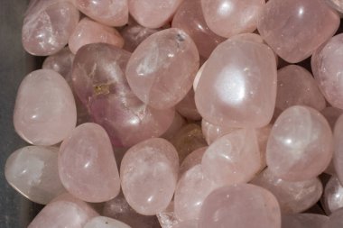 Mineral kaya numunesi olarak Rose Quartz 'ın değerli taşı yuvarlandı