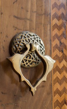 Metalden yapılmış eski el yapımı sedirli kapı kolu.