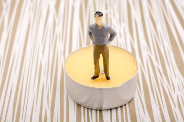 Görünürde küçük bir adam figürü