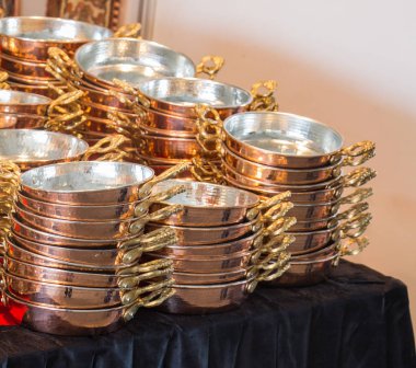 Yeni metal tavalar yemek takımı olarak