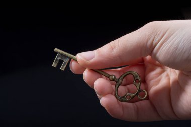 Bir retro tarzı altın rengi dekoratif tuşunu basılı tutarak el