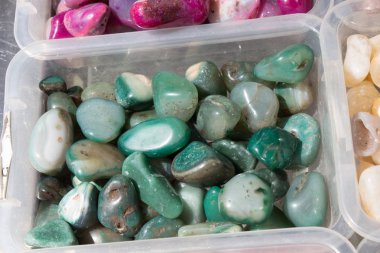 Belli bir tipte doğal mineral değerli taşlar.