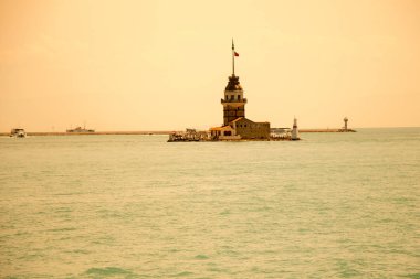 Boğaz 'ın ortasında bulunan Bakireler Kulesi