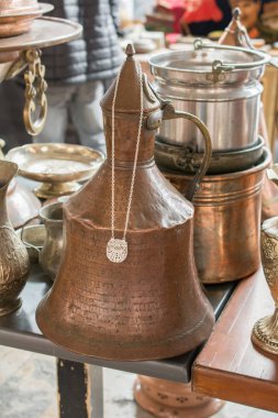 Görünüşte çok eski tarz metal ewer su kavanozu