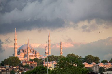 İstanbul 'daki Osmanlı tarzı caminin dış görünüşü
