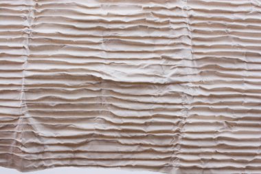 Ufalanmış kağıt beyaz bir arka plan üzerinde