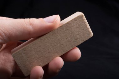 Kesim ahşap el arka planda küçük parça