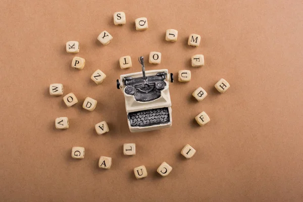 Επιστολή Κύβους Του Κατασκευασμένο Από Ξύλο Γύρω Από Μοντέλο Typewritter — Φωτογραφία Αρχείου