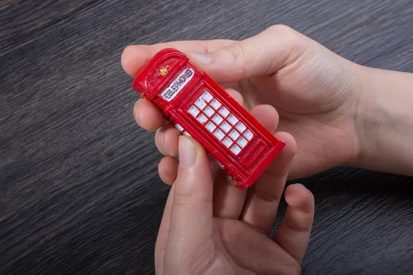 Hand Hält Eine Telefonzelle Auf Dunklem Hintergrund — Stockfoto