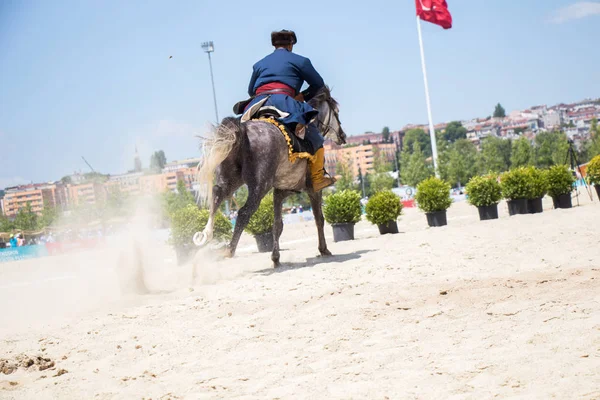 トルコ人男性と馬の民族服の例 — ストック写真