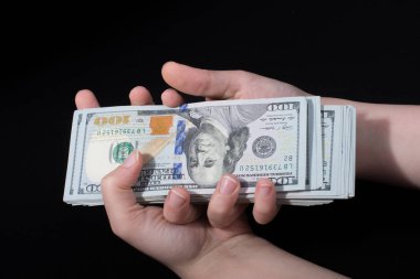 Beyaz arka planda el ele tutuşan Amerikan doları banknotları