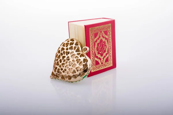 Forma Corazón Libro Sagrado Islámico Corán Mini Tamaño — Foto de Stock