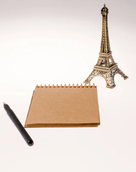 Cuaderno Pluma Con Torre Eiffel Fondo — Foto de Stock