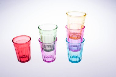 Beyaz arka planda renkli içki bardakları