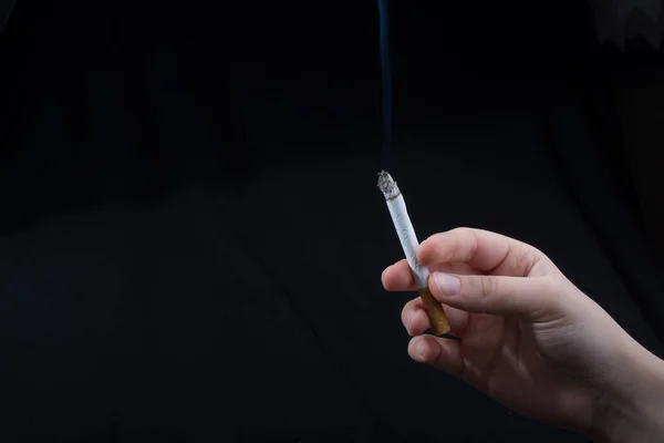 Hand Håller Rökning Cigarett Med Rök Runt — Stockfoto