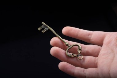 Bir retro tarzı altın rengi dekoratif tuşunu basılı tutarak el