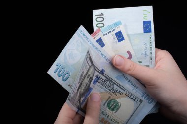 Amerikan doları, Euro, Lirası faturaları elinde tutan el