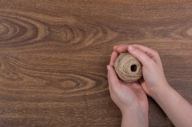 Kahverengi zemin üzerinde elinde kahverengi dizenin biriktirme