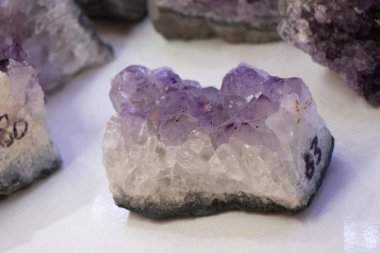Çiğ menekşe ametist kaya kristal ametist ezoterik