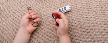 Oyuncak araba, tuvalin arka planında bir ulaşım aracı olarak kullanılıyor