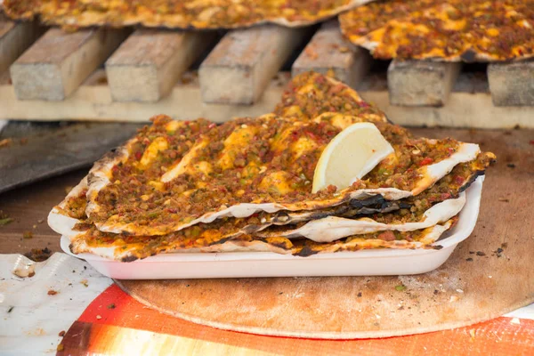 Lahmacun Tortita Pizza Turca Con Relleno Carne Picante —  Fotos de Stock