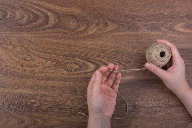 Kahverengi zemin üzerinde elinde kahverengi dizenin biriktirme