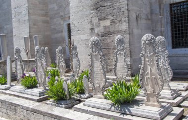 İstanbul 'daki mezarlarda Osmanlı zamanından kalma eski taşlar