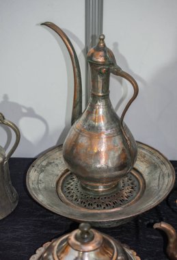 Görünüşte çok eski tarz metal ewer su kavanozu