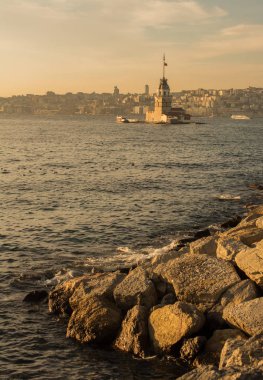 Boğaz 'ın ortasında bulunan Bakireler Kulesi