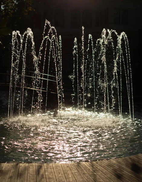Fontänerna Forsande Glittrande Vatten Pool Park — Stockfoto