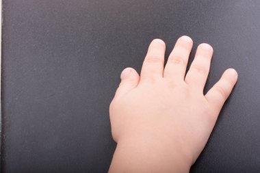 Koyu renk arkaplanı olan yeni yürümeye başlayan el