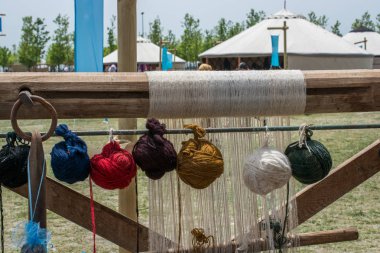 Renkli iplik dizisi ya da ruloları