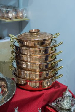 Yeni metal tavalar yemek takımı olarak