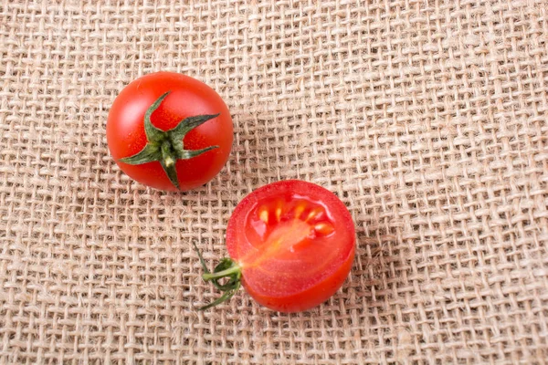 신선한 토마토 반으로 — 스톡 사진