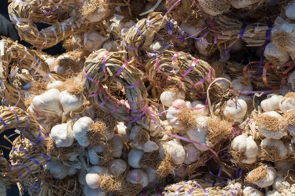 Pazar yerinde bir demet sarımsak soğanı.