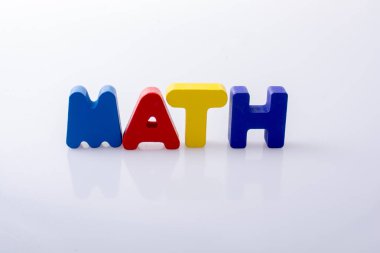 beyaz üzerine renkli harf bloklarıyla yazılmış KID sözcüğü